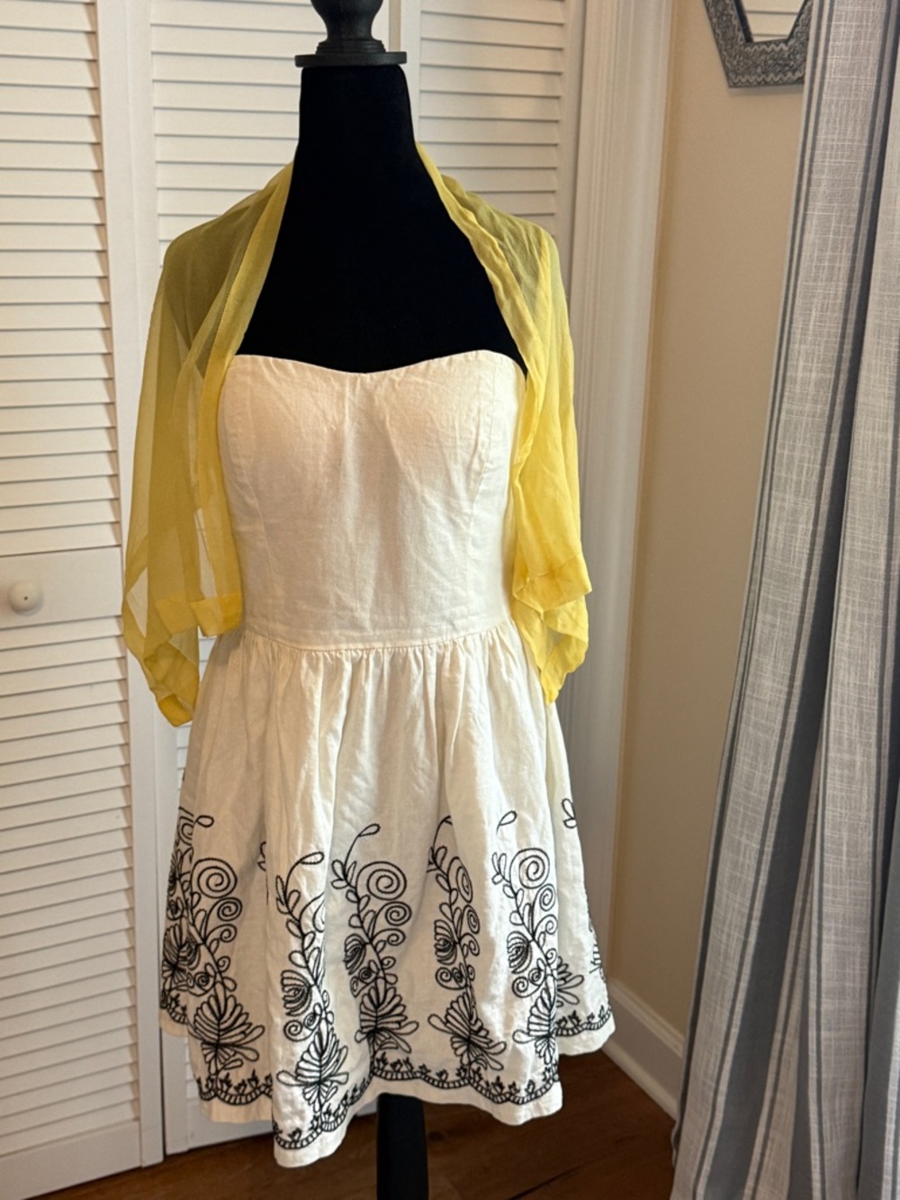 ASTR Small ivory lacy romper x-cross back